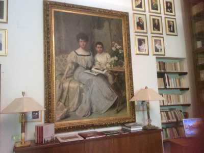 Il ritratto della donna col bambino a firma di Giacomo Grosso, presente nella biblioteca dell'Accademia delle Scienze